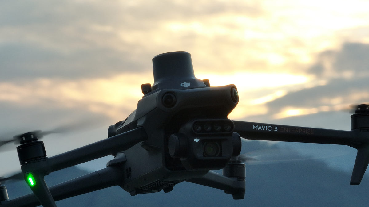 Naplementében a táblák felett – hivatalos DJI-fotó