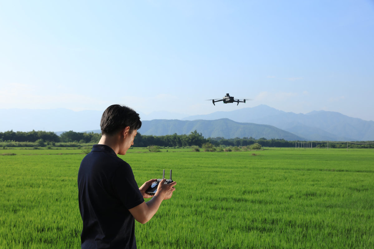 Terepen, a távirányítóval – hivatalos DJI-fotó