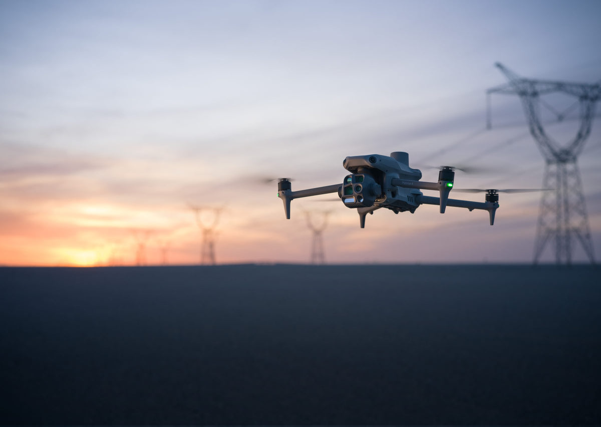 Matrice 4T – távvezeték felett – hivatalos DJI-fotó