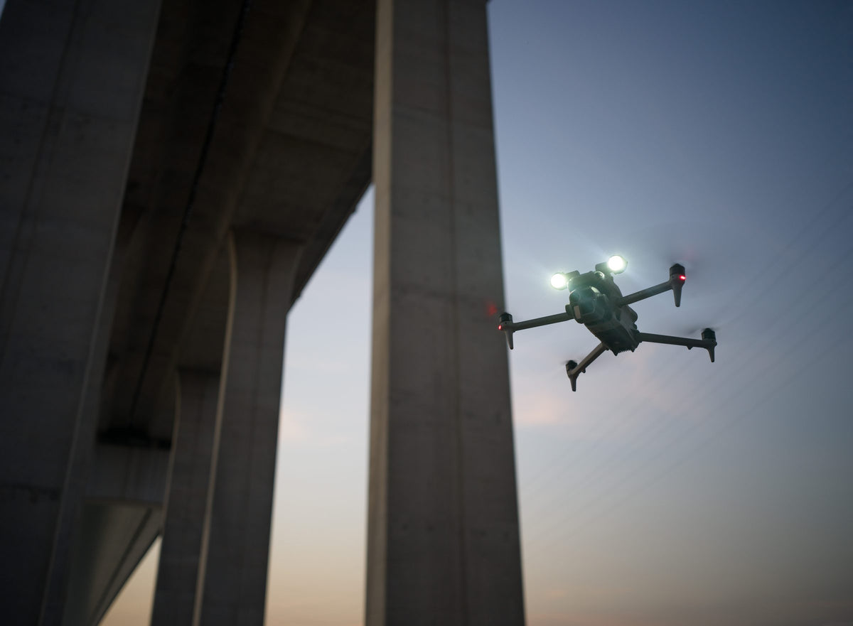 Reflektorral a híd alatt – hivatalos DJI-fotó