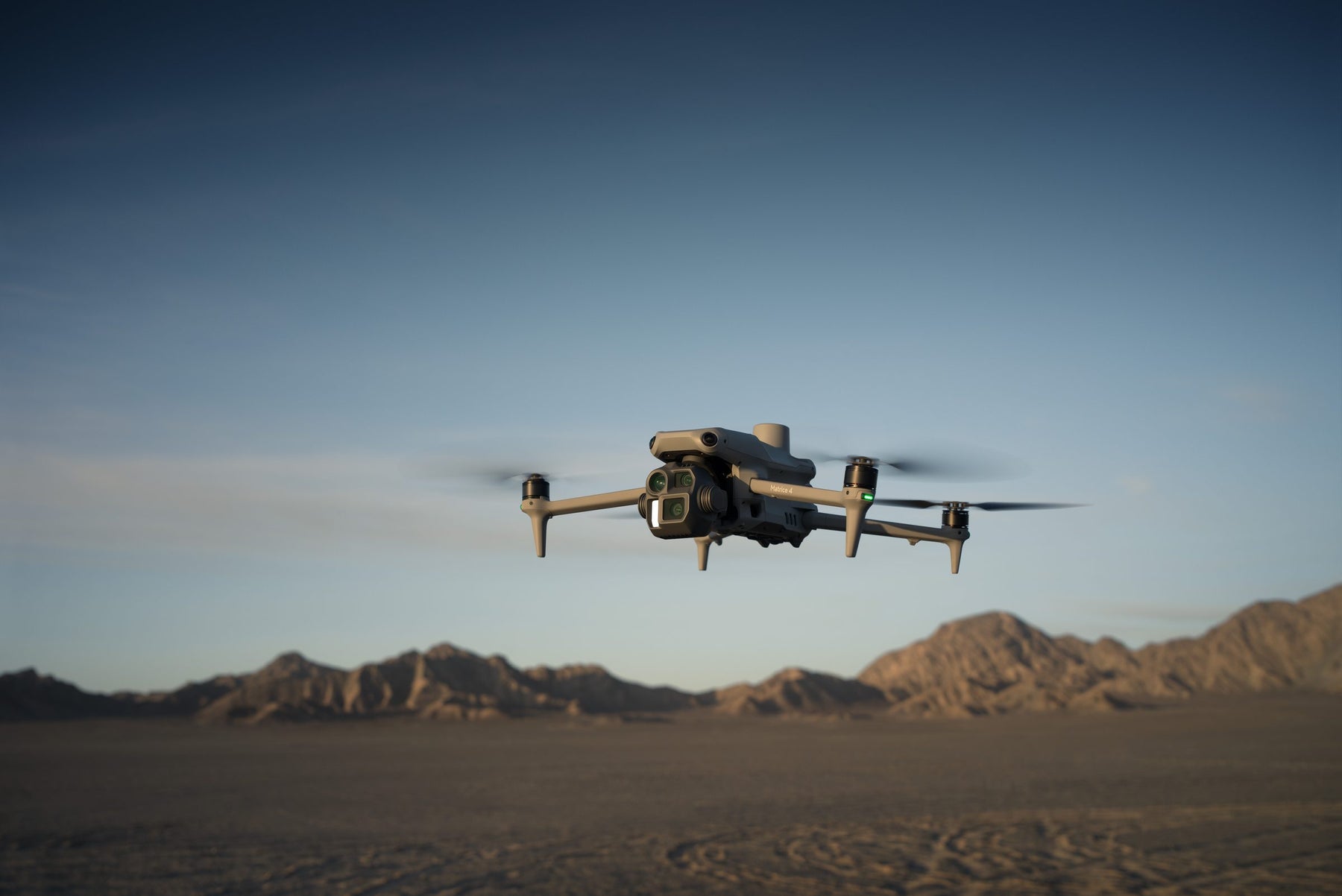 DJI Matrice 4E repülés közben – hivatalos DJI-fotó